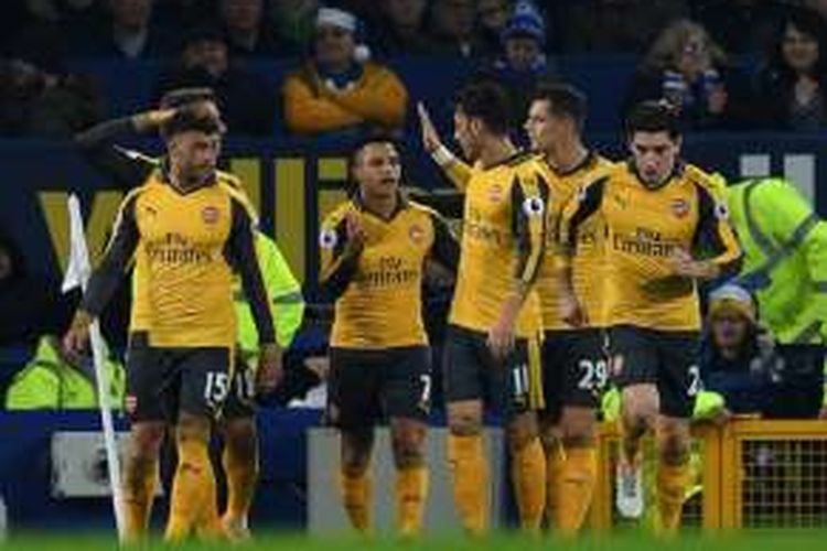 Para pemain Arsenal merayakan gol ke gawang Everton dalam lanjutan Premier League di Stadion Goodison Park, Selasa (13/12/2016) waktu setempat.