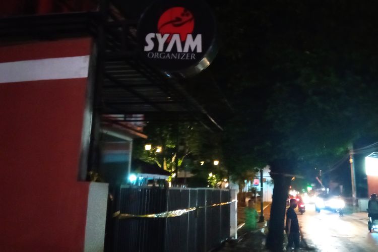 Sebuah kantor di Yogyakarta dipasangi garis polisi setelah digeledah Densus 88 Antiteror Mabes Polri