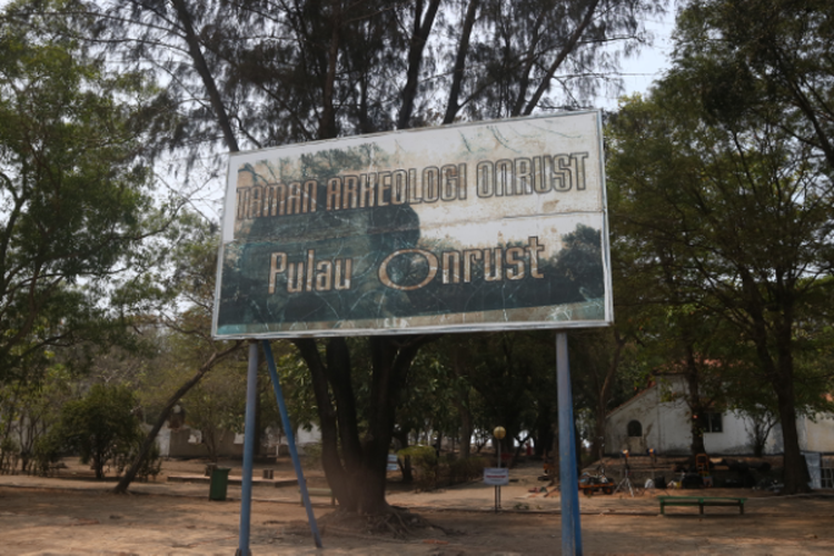 Papan nama bertuliskan Taman Arkeologi Onrust yang terletak di Pulau Onrust akan menyambutmu di pulau ini, Kamis (10/10/2019).