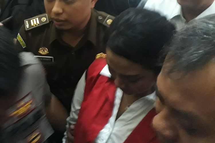 Artis VA terus menangis saat digiring keluar dari ruang sidang, Rabu (24/4/2019)