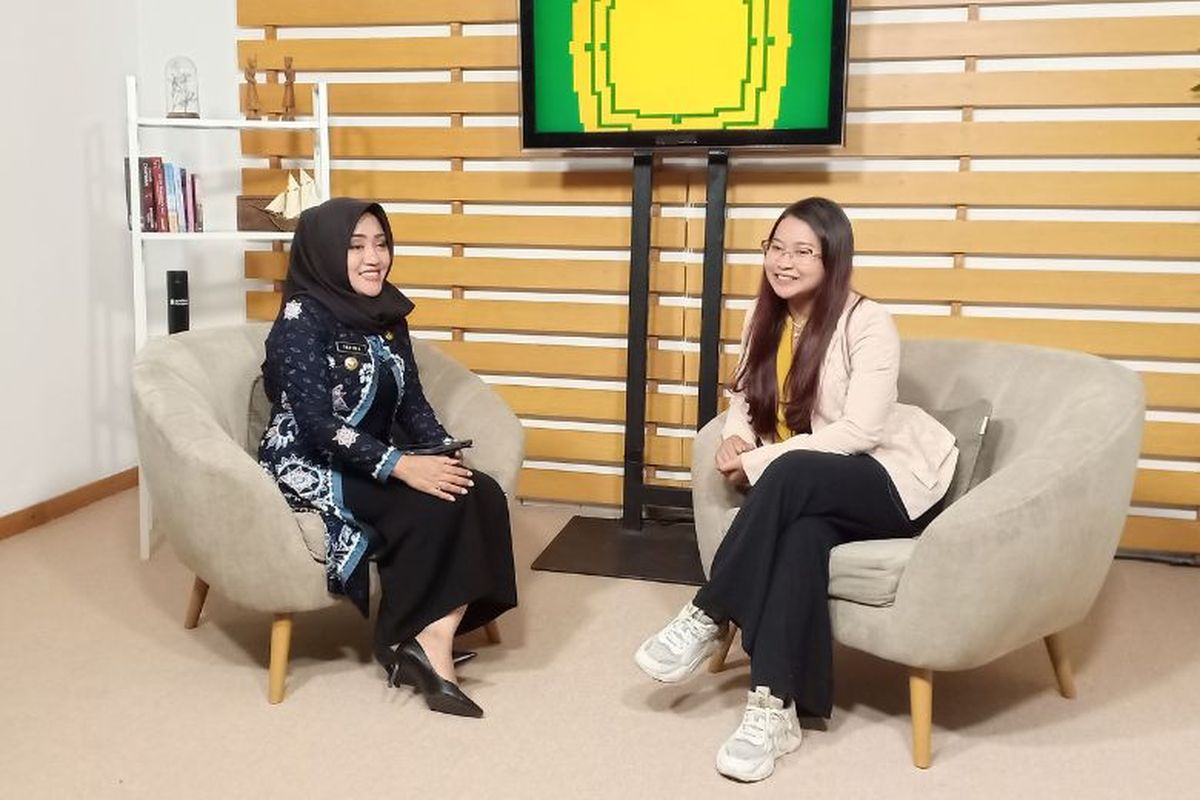 Bupati Mojokerto Ikfina Fahmawati saat menyambangi kantor Kompas.com.