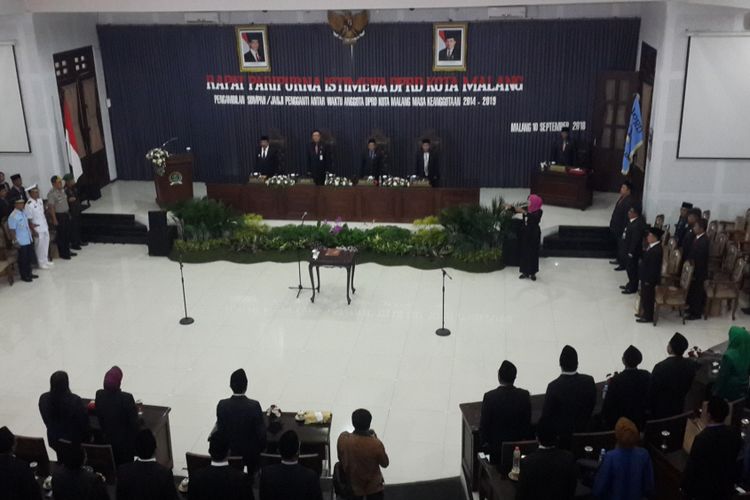 Menteri Dalam Negeri (Mendagri) Tjahjo Kumolo dan Gubernur Jawa Timur Soekarwo menghadiri pelantikan 40 anggota DPRD Kota Malang hasil PAW, Senin (10/9/2018)