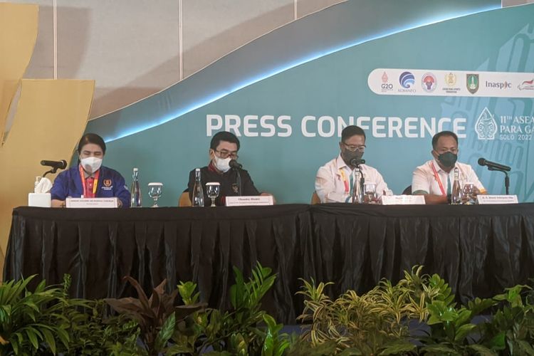 Dari kiri ke kanan: Senior Colonel Dr. Wandee Tosuwan (Sekretaris Jenderal ASEAN Para Sports Federation), Chandra Bhakti (Deputi IV Bid. Peningkatan Prestasi Olahraga Kemenpora), Rima Ferdianto (Sekretaris Pelaksana INASPOC), dan K.S. Henry Indrayani Oka (Dir. III Pendukung Pertandingan INASPOC), dalam acara konferensi pers jelang pembukaan ASEAN Para Games 2022 yang digelar di Hotel Swiss-Belinn Saripetojo, Solo, pada Jumat (29/7/2022) sore WIB.