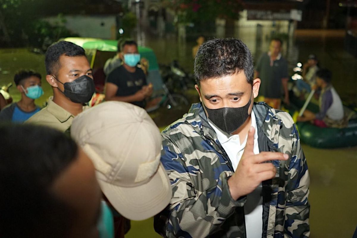 Wali Kota Medan Bobby Nasution saat meninjau beberapa titik banjir di pintu kanal, Kecamatan Medan Johor dan permukiman terdampak di tepi Sungai Deli, Kecamatan Medan Maimun, Sabtu (15/5/2021).
