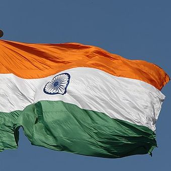 Bendera India. India bersiap menyalip Jepang menjadi negara dengan ekonomi terbesar keempat di dunia. Meski begitu, tantangan masih ada.
