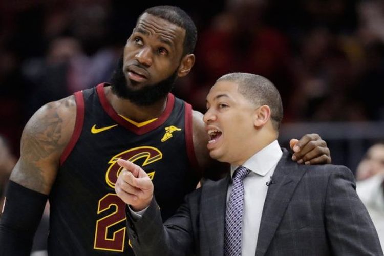 Tyronn Lue (kanan) dan LeBron James