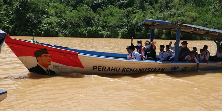 Perahu Kemanusiaan saat mengantar murid SDN Ciloma, Kabupaten Sukabumi, Jumat (8/4/2022).