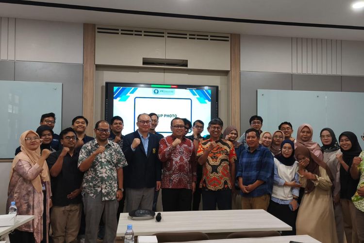 Mahasiswa Pascasarjana Ilmu Manajemen IPB bersama staf pengajar FEM serta perwakilan Kasetsart University, Thailand berpose usai penandatanganan MoU dua universitas, Kamis (17/4/2025)