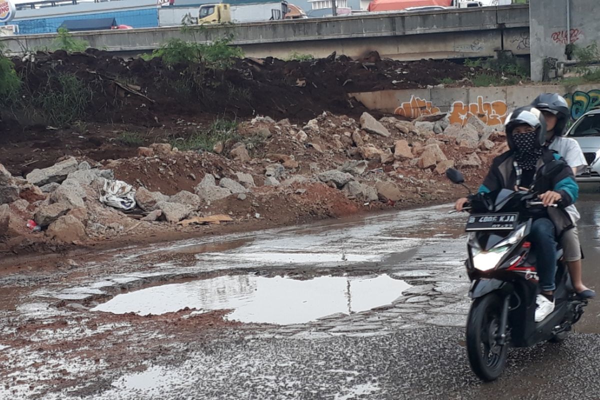 Tampak lubanh besar berada di tengah Jalan Raya Kalimalang, Bekasi Barat, Kota Bekasi tepatnya di bawah kolong tol JORR arah Jakarta, Rabu (5/12/2018).