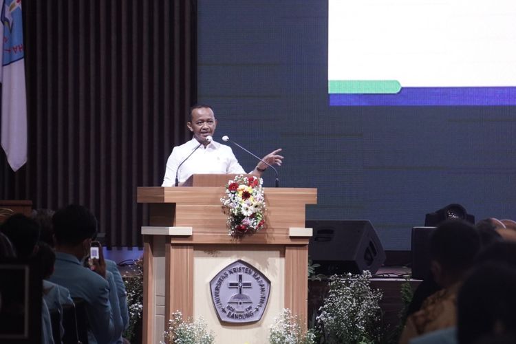 Menteri Investasi Bahlil Lahadalia menjadi pembicara dalam kegiatan Seminar Nasional Aktualisasi Ekonomi Kebangsaan dalam Wujudkan Indonesia Emas 2045 di Universitas Kristen Maranatha Bandung, Jawa Barat, Kamis (12/1/2023).