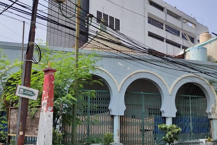 Tampak sisi selatan luar Masjid Jami Kebon Jeruk Jakarta Barat, Selasa (20/4/2021).