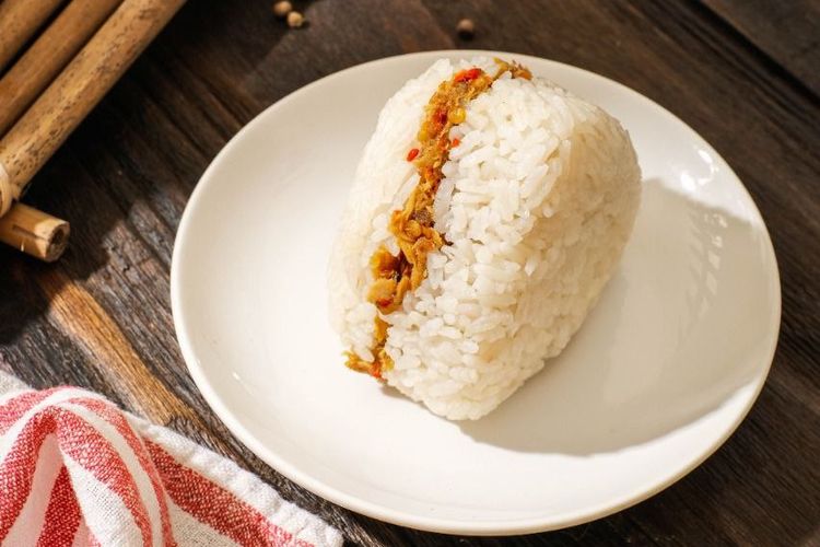 Nasi genggam, onigiri versi lokal buatan resto Kaya Bumbu. 