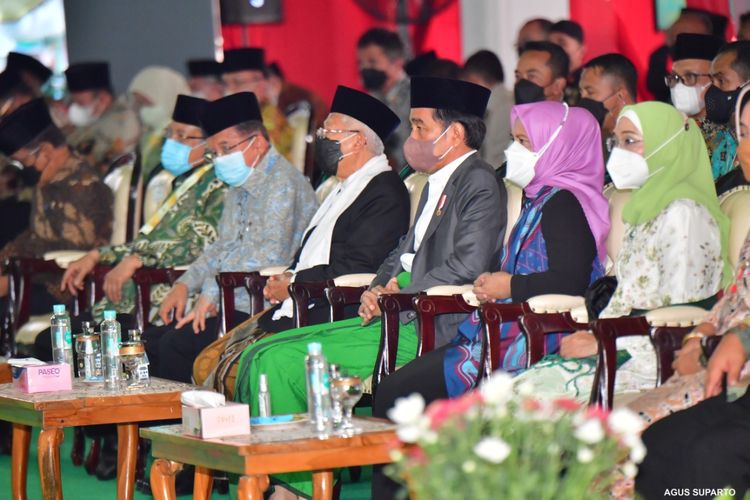 Presiden Joko Widodo (tengah) dan Wakil Presiden Ma'ruf Amin (tengah, kiri) menghadiri Pembukaan Muktamar ke-34 Nahdlatul Ulama (NU) yang diselenggarakan di Lampung, Rabu (22/12/2021). Muktamar ini akan berlangsung pada 22-23 Desember 2021, dengan agenda pemilihan ketua umum Pengurus Besar Nahdlatul Ulama (PBNU) menjadi salah satu isu yang paling disorot.