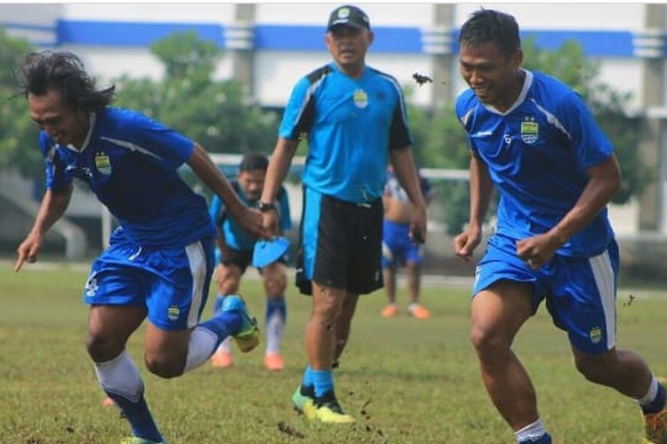 Hariono dan Tony Sucipto saat masih sama-sama memperkuat Persib Bandung.