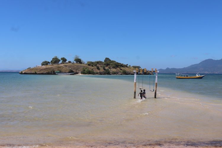 Pantai Lariti di Bima, NTB yang menawarkan pesona laut terbelah.