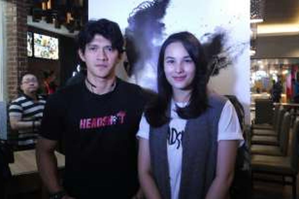 Pemeran utama Headshot, Chelsea Islan dan Iko Uwais dalam penayangan perdana filmnya di Bandung, Sabtu (19/11/2016).