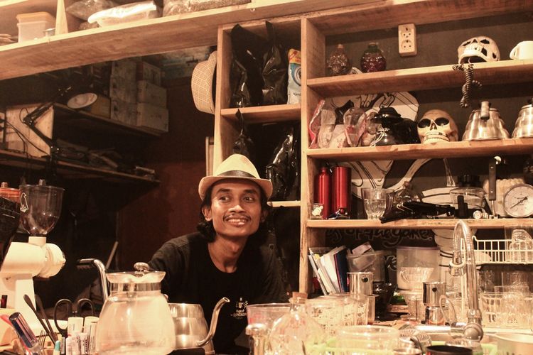 Azhari Kimiawan, barista sekaligus pemilik Kafe Kopikalitas di Kabupaten Purbalingga, Jawa Tengah.