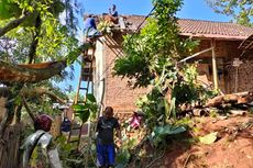 Hujan Angin Landa Magetan, 21 Rumah Rusak dan 2 Mobil Tertimpa Pohon Tumbang