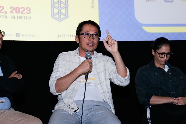 Sutradara Hanung Bramantyo mengungkapkan alasannya membedakan judul filmnya berbeda dengan novel Tuhan, Izinkan Aku Menjadi Pelacur. 