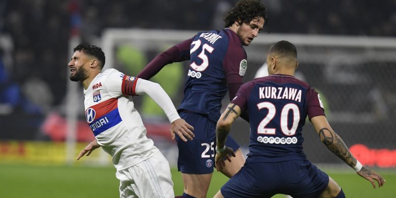 Gelandang Olympique Lyon, Nabil Fekir (kiri), jatuh di dekat bek Paris Saint-Germain, Layvin Kurzawa, dalam laga Liga Prancis di Stadion Groupama, Lyon, pada 21 Januari 2018. 