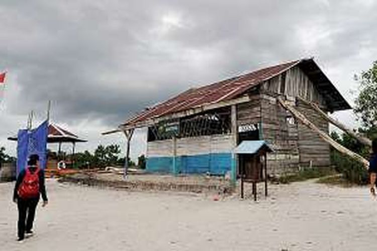 Wisatawan mengunjungi replika tempat shooting film Laskar Pelangi, SD Muhammadiyah Gantong di Kabupaten Belitung Timur, Kepulauan Bangka Belitung, Rabu (15/6/2016).