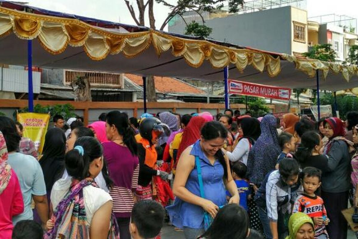 Warga Rusun Tambora, Jakarta Barat, ramai-ramai mengantre di pasar murah untuk membeli paket sembako, Senin (13/6/2016).