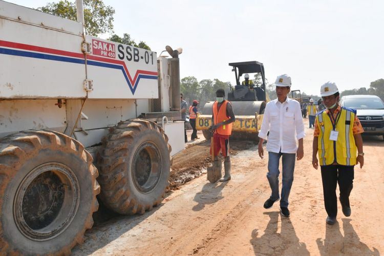 Presiden Joko Widodo dalam kunjungan kerjanya ke Papua pada Jumat (16/11/2018), meninjau pengerjaan salah satu ruas jalan Trans Papua. Ruas jalan yang ditinjau tepatnya berada pada kilometer 23 ruas Jalan Merauke-Sota di Kabupaten Merauke.