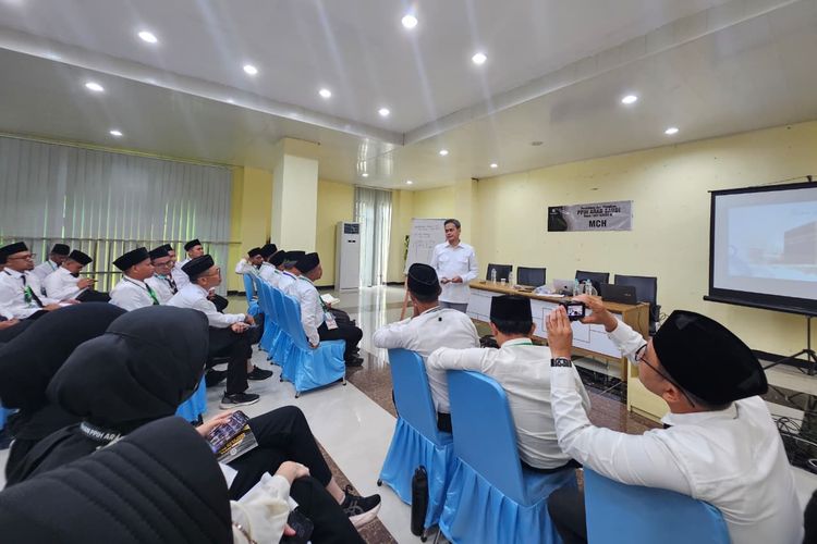 Petugas haji dari tugas dan fungsi (tusi) Media Center Haji tengah mendapat pengarahan, Senin (19/1/2026).