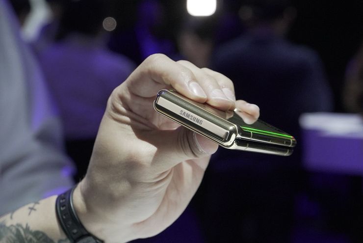 Terdapat sebuah logo Samsung pada bagian engsel Samsung Galaxy Z Flip