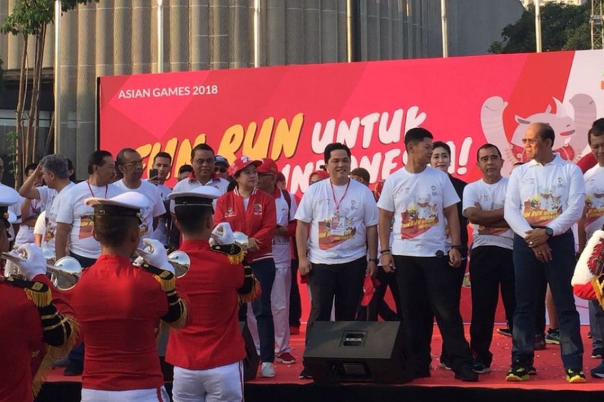 Menteri Koordinator Bidang Pembangunan Manusia dan Kebudayaan (PMK) Puan Maharani melepas peserta fun run untuk meningkatkan demam Asian Games 2018 di Plaza Barat Kompleks Gelora Bung Karno, Senayan, Jakarta Pusat, Minggu (1/7/2018).