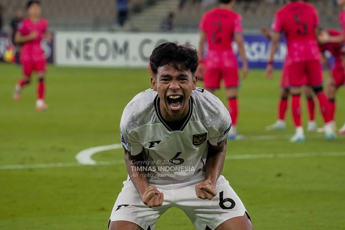 Timnas U17 Indonesia memulai turnamen Piala Asia U17 2025 dengan sempurna setelah mengalahkan Korea Selatan 1-0 berkat gol dramatis Evandra Florasta pada Jumat (4/4/2025).