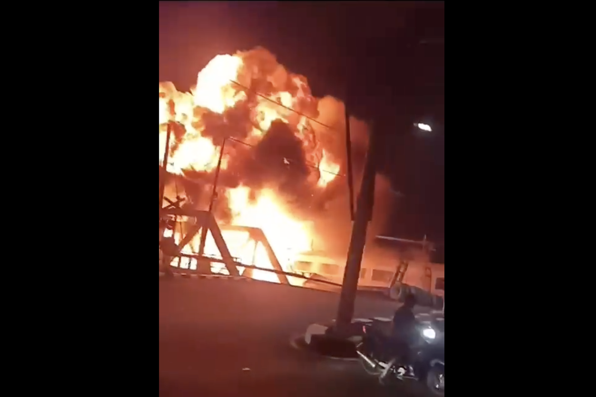 Video kecelakaan KA Brantas menabrak truk dolly container di Semarang