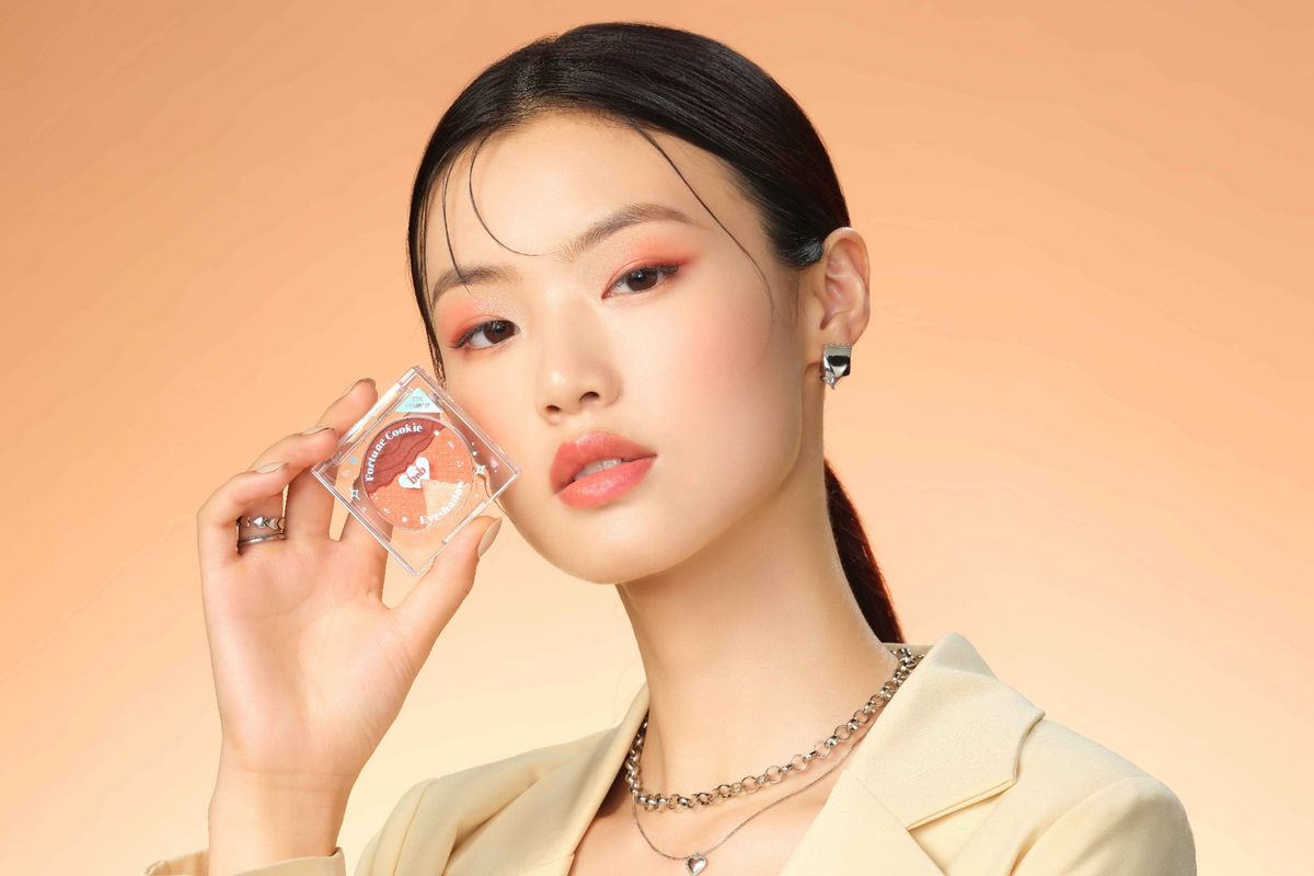 Peach makeup look atau riasan wajah dengan nuansa krem merona menjadi tampilan wajah yang selalu diminati di Korea Selatan, karena terlihat sederhana namun segar dan glowing.