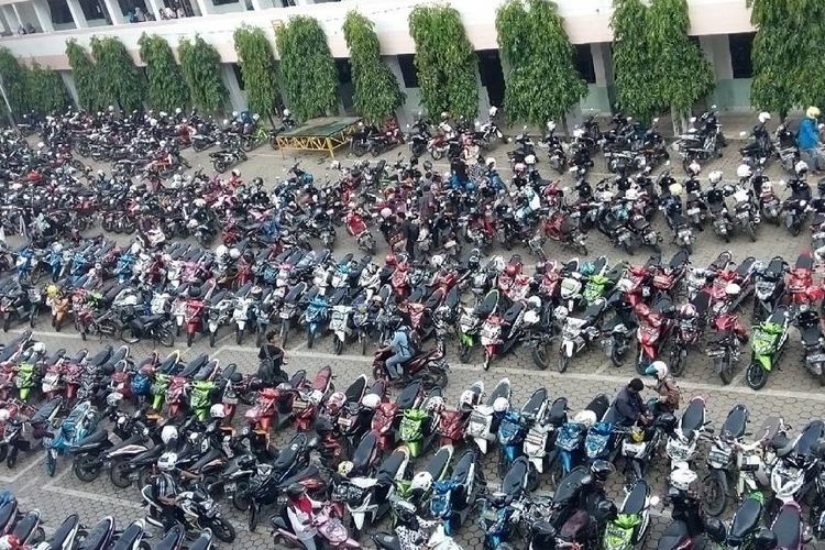 Ilustrasi suasana parkiran motor di kampus 