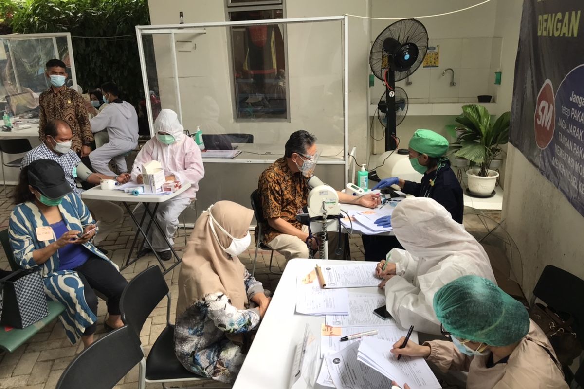 Proses skrining kesehatan calon peserta vaksinasi Covid-19 untuk lansia di Puskesmas Mampang Prapatan, Jakarta Selatan pada Kamis (25/2/2021) sore.