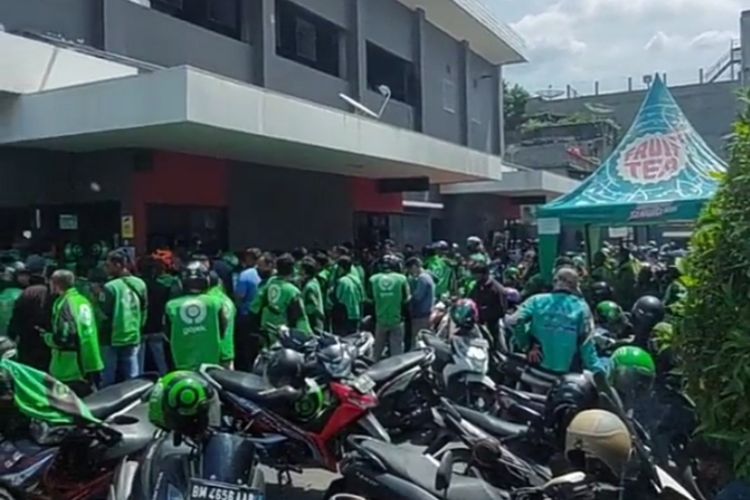Kerumanan Ojol di gerai McD Jl AP Pettarani Makassar, Rabu (9/6/2021),