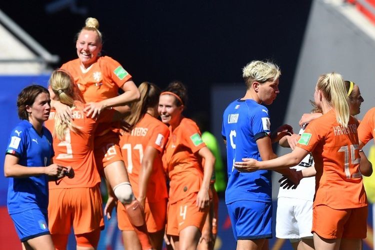 Sebuah pemandangan kontradiktif seusai laga Italia vs Belanda dalam babak perempat final Piala Dunia Wanita 2019 di Valenciennes, 29 Juni 2019. 