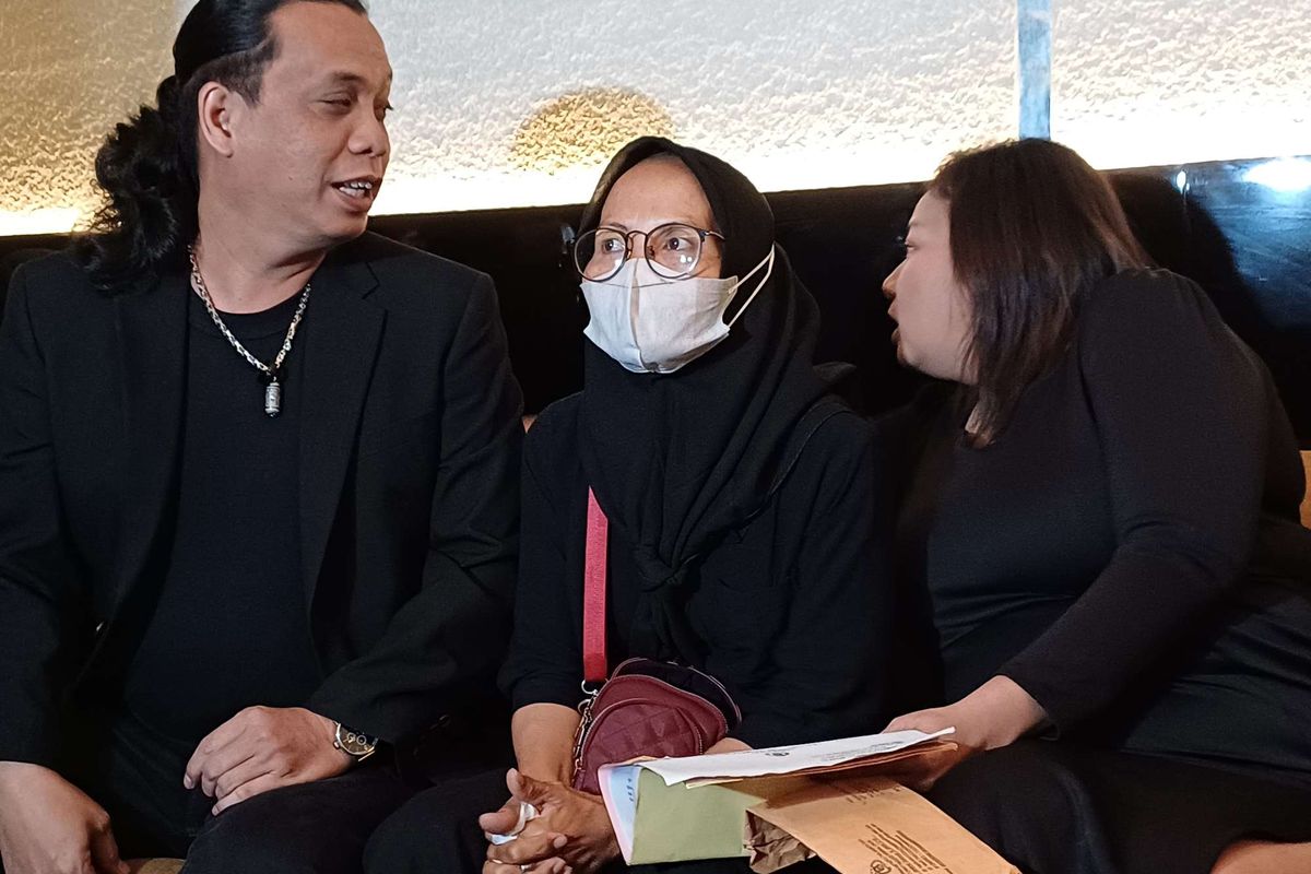 Istri Nanang Gimbal, Yuli Yanti, mengenakan masker dalam konferensi pers di Cibubur, Jawa Barat, Sabtu (25/1/2025).