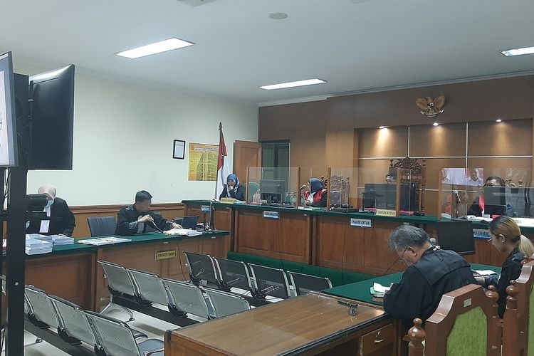 Jaksa Penuntut Umum Kejati Banten saat membacakan amar tuntutan terhadap terdakwa Maria Sopiah, penyuap Eks Kepala BPN Lebak, Ady Muchtadi Rp18,1 miliar di Pengadilan Tipikor Serang. Senin (10/7/2023). Maria dituntut 3 tahun penjara dan denda Rp150 juta subsider 3 bulan kurungan.