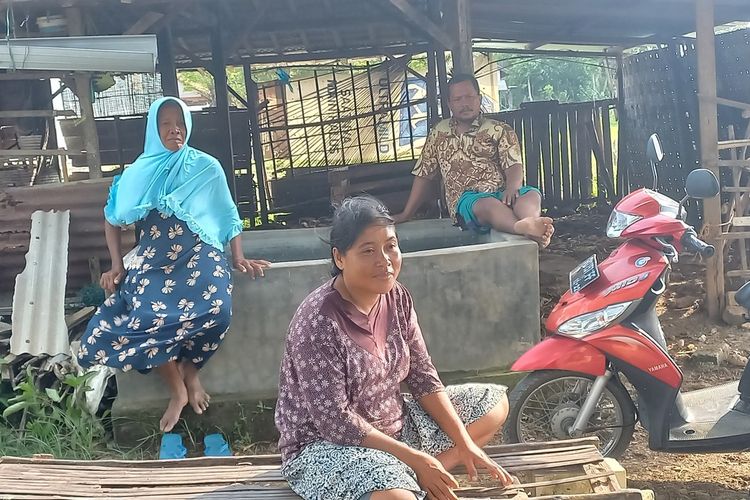 Sejumlah Warga Dusun Tadahan, Desa Wadung, Kecamatan Jenu, yang terdampak relokasi proyek nasional pembangunan kilang minyak tidak memiliki pekerjaan