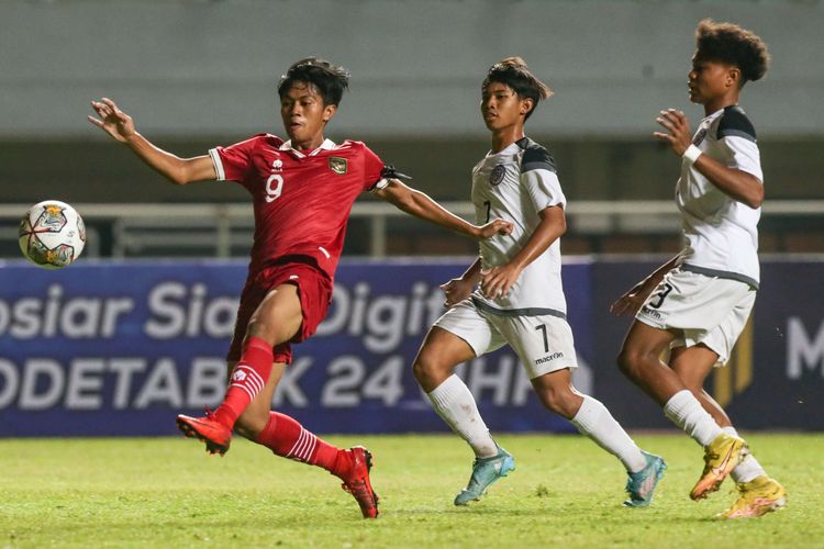 Pemain timnas U17 Indonesia Kafiatur Rizki berusaha menguasai bola saat bertanding melawan timnas U17 Guam pada pertandingan Kualifikasi Piala Asia U17 2023 di Stadion Pakansari, Kabupaten Bogor, Senin (3/10/2022).  Indonesia menang 14-0 atas Guam.