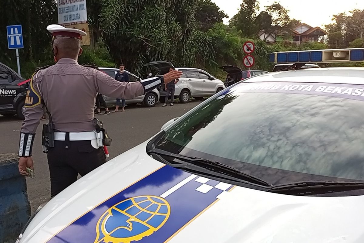 Satlantas Polres Bogor, Jawa Barat, menindak anggota Dinas Perhubungan (Dishub) Kota Bekasi yang nekat melawan arus lalu lintas di pintu keluar Tol Ciawi atau jalur Puncak Bogor, Simpang Gadog, Jumat (31/12/2021).