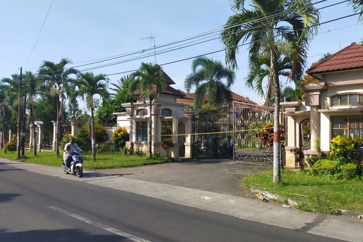 Rumah H Udin di Kabupaten Kuningan, Jawa Barat, dipasang garis polisi, Minggu (17/5/2020).