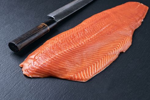 3 Cara Iris Salmon, Bekal Bikin Makanan Khas Jepang