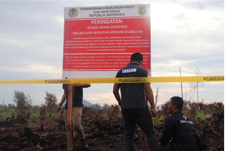 Tim Penegakkan Hukum Kementerian Lingkungan Hidup dan Kehutanan (KLHK) menyegel lokasi kebakaran hutan dan lahan (karhutla) di 4 perusahaan di Kalimantan Barat (Kalbar). 