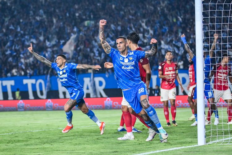 Pemain Persib selebrasi usai Ciro Alves mencetak gol dalam pertandingan leg kedua semifinal Championship Series Liga 1 2023-2024 antara Persib Bandung vs Bali United, Sabtu (18/5/2024) di Stadion Si Jalak Harupat, Soreang, Kabupaten Bandung. 