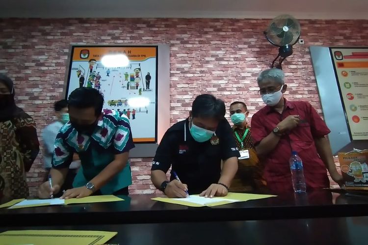 Ketua Komisioner KPU Bandar Lampung, Dedi Triadi (kanan) menandatangani hasil pleno penetapan paslon pilkada Bandar Lampung, Rabu (23/9/2020).