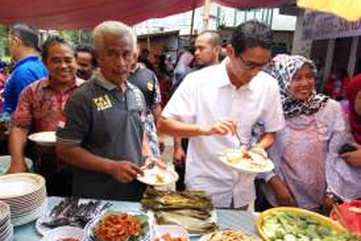 Sandiaga saat mengambil makan siang yang disediakan oleh warga Simprug, Kebayoran Lama, Jakarta Selatan, Sabtu (22/10/2016).