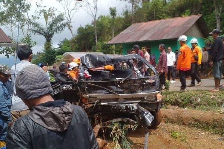Kondisi mobil yang mengalami kecelakaan maut di Jalan Raya Cikijing-Sukamantri-Panjalu Blok Werkit RT 51 RW 16 Desa Cibeureum, Sukamantri, Ciamis, Senin (8/8/2022) pagi. Delapan orang meninggal dunia. 
