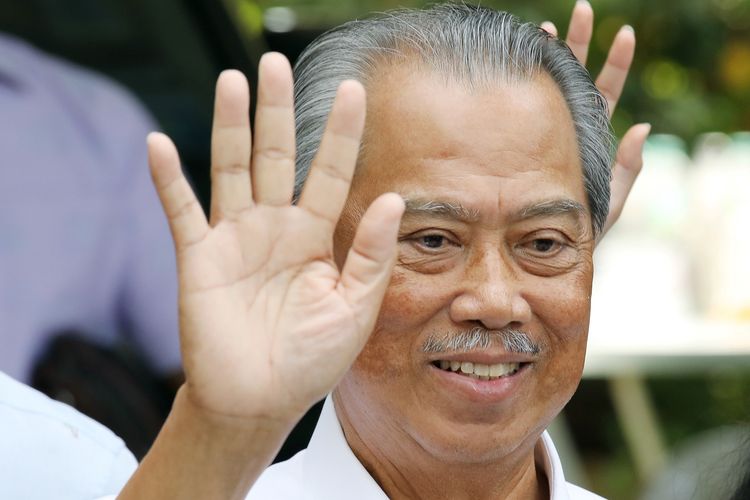 Muhyiddin Yassin melambai ke arah awak media setelah Raja Malaysia Yang di-Pertuan Agong Sultan Abdullah dari Pahang resmi menunjuknya sebagai perdana menteri pada 29 Februari 2020.